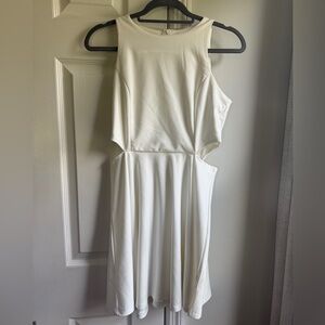 Elegant White Sleeveless Dress
